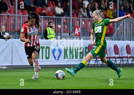 ALMERE, PAYS-BAS - JUIN 5 : Naomi Pattiwael du PSV Eindhoven et Nadine Noordam de l'ADO Den Haag lors du match final de la coupe KNVB des femmes entre l'ADO Den Haag et le PSV à Yanmar Stadion le 5 juin 2021 à Almere, pays-Bas (photo de Patrick Goosen/Orange Pictures) Banque D'Images