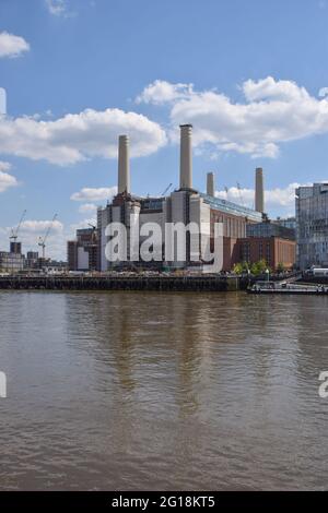 Londres, Royaume-Uni. 5 juin 2021. Vue de la centrale électrique Battersea à Londres pendant le réaménagement. La centrale électrique emblématique a été mise hors service dans les années 1980 et était restée vide depuis plus de trois décennies. Il a été en cours de réaménagement important au cours des dernières années et avec de nouveaux résidents, dont le premier a déménagé le 25 mai 2021, le bâtiment abritera également des bureaux, avec Apple prévu de prendre plus de 500,000 pieds carrés dans le bâtiment plus tard cette année. Crédit : Vuk Valcic/SOPA Images/ZUMA Wire/Alay Live News Banque D'Images