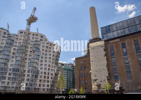 Londres, Royaume-Uni. 5 juin 2021. Vue sur la centrale électrique de Battersea à Londres et les nouveaux bâtiments environnants pendant le réaménagement. La centrale électrique emblématique a été désaffectée dans les années 1980 et était restée vide depuis plus de trois décennies. Il a été en cours de réaménagement important au cours des dernières années et avec de nouveaux résidents, dont le premier a déménagé le 25 mai 2021, le bâtiment abritera également des bureaux, avec Apple prévu de prendre plus de 500,000 pieds carrés dans le bâtiment plus tard cette année. Crédit : Vuk Valcic/SOPA Images/ZUMA Wire/Alay Live News Banque D'Images