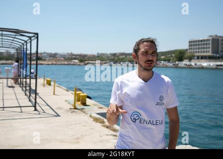 Rafina, Grèce. 5 juin 2021. Lefteris Arapakis, co-fondateur du démarrage social local Enaleia qui aide à recycler et à mettre en cycle les déchets plastiques marins depuis 2016, est interviewé lors d'un nettoyage au port de Rafina, à environ 30 km à l'est d'Athènes, Grèce, le 5 juin 2021. La Grèce met en avant la pollution par les plastiques marins, qui marque la Journée mondiale de l'environnement, qui tombe le 5 juin, et la Journée mondiale des océans le 8 juin, avec le lancement par le ministère de la navigation d'un projet de nettoyage de huit ports grecs. Credit: Lefteris Partsalis/Xinhua/Alamy Live News Banque D'Images