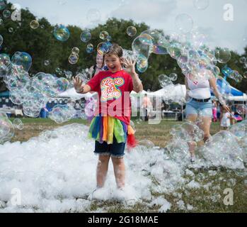 Saint-Pétersbourg, Floride, États-Unis. 5 juin 2021. Shane Summers, une préadolescence à l'esprit sexuel, joue dans un champ de grosses bulles à l'EXTÉRIEUR de la ville dans le Park gay Pride Festival sur Tampa Bay. Au lieu d'accueillir l'un des plus grands défilés gay Pride du pays, les organisateurs locaux ont opté pour une série d'événements plus petits répartis tout au long du mois de juin, considéré gay Pride mois comme COVID-19 précautions. Credit: Robin Rayne/ZUMA Wire/Alay Live News Banque D'Images