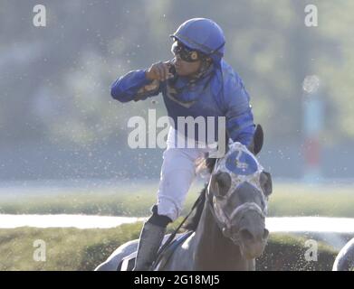 Elmont, États-Unis. 05e juin 2021. Luis Saez célèbre en haut de la qualité essentielle après avoir remporté la 153e course du Belmont Stakes Elmont, New York, le samedi 5 juin 2021. En raison des préoccupations constantes de la COVID, Belmont Stakes aura cette année environ 11,000 à 12,000 fans en présence. Photo de John Angelillo/UPI crédit: UPI/Alay Live News Banque D'Images