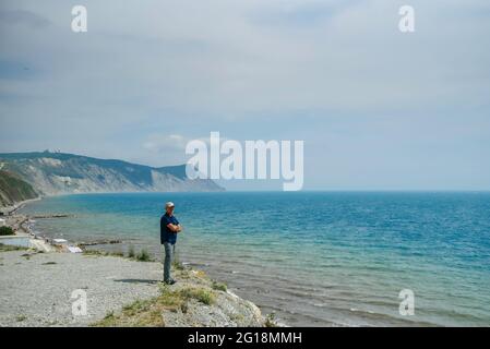 les voyageurs apprécient la vue sur le bord de mer depuis le haut d'une falaise et admire la mer Banque D'Images