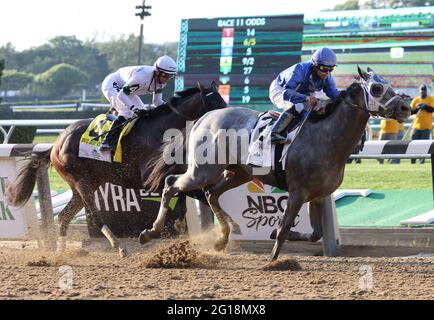 Elmont, États-Unis. 05e juin 2021. Essential Quality, monté par Luis Saez, passe le Hot Rod Charlie, Flavien Prat, pour remporter la 153e course des piquets Belmont au Belmont Park, Elmont, New York, le 5 juin 2021. Photo de Mark Abraham/UPI crédit: UPI/Alay Live News Banque D'Images