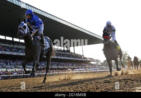 Elmont, États-Unis. 05e juin 2021. Essential Quality, monté par Luis Saez, remporte la 153e course des piquets Belmont au parc Belmont, à Elmont, New York, le 5 juin 2021. Photo de Mark Abraham/UPI crédit: UPI/Alay Live News Banque D'Images