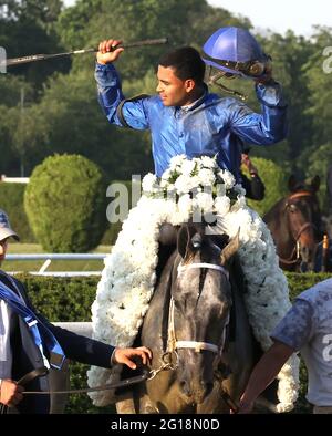 Elmont, États-Unis. 05e juin 2021. Luis Saez au sommet de la qualité essentielle célèbre après avoir remporté la course des piquets Belmont en 153 au parc Belmont à Elmont, New York, le 5 juin 2021. Photo de Mark Abraham/UPI crédit: UPI/Alay Live News Banque D'Images