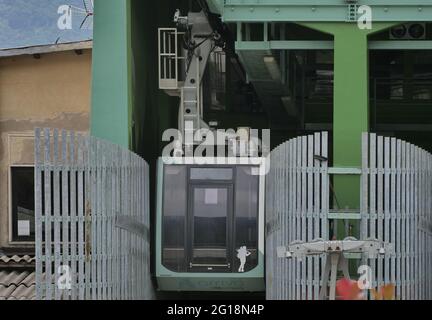 Le téléphérique Albino-Selvino relie Albino, dans le Val Seriana inférieur, à Selvino, un important complexe de vacances situé sur le Selvino-Aviatico Banque D'Images