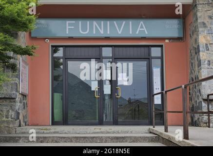 Le téléphérique Albino-Selvino relie Albino, dans le Val Seriana inférieur, à Selvino, un important complexe de vacances situé sur le Selvino-Aviatico Banque D'Images