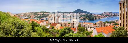 Paysage côtier d'été, bannière, panorama - vue de dessus du port de Gruz de la ville de Dubrovnik sur la côte Adriatique de la Croatie Banque D'Images