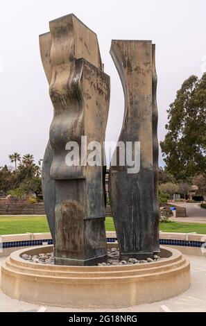 Santa Barbara, CA, États-Unis - 2 juin 2021 : installations de l'université de ville. Statue en métal et fontaine, nommée mentors, au centre du campus ouest sous s. Banque D'Images