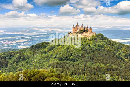 Paysage avec le château de Hohenzollern sur le sommet de la montagne, Allemagne. C'est un point de repère des Alpes souabes. Panorama pittoresque du burg allemand, ancien château en été. Carte réseau Banque D'Images