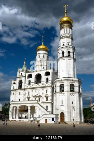 Ivan la Grande Tour de la cloche à l'intérieur du Kremlin de Moscou, Russie. Vue verticale de l'église orthodoxe russe sur la place de la cathédrale dans le centre de Moscou. Paysage de vieux Banque D'Images