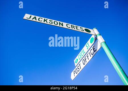 Panneau d'information traditionnel avec direction vers les rues locales contre le ciel bleu clair - Australie, Nouvelle-Galles du Sud. Banque D'Images