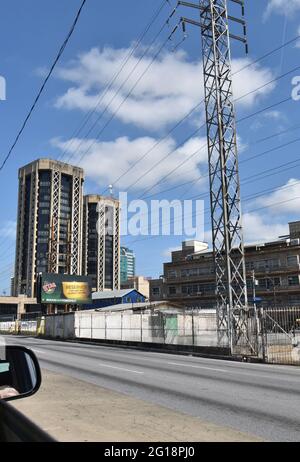 La Plaza Eric Williams également connue sous le nom de tours jumelles. La Banque centrale de Trinité-et-Tobago et le Ministère des finances sont installés dans ces bâtiments. Banque D'Images