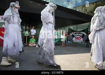 Londres, Royaume-Uni. 5 juin 2021. Extinction les banshes de la rébellion se manifestent devant des activistes environnementaux et des résidents locaux qui protestent contre la construction du tunnel de Silvertown. Les militants opposés à la nouvelle route controversée de 2 milliards de livres sterling traversant la Tamise, du rond-point de Tidal Basin à Silvertown à la péninsule de Greenwich, affirment qu'elle est incompatible avec les engagements du Royaume-Uni en matière de changement climatique, car elle attirera davantage de trafic et entraînera une augmentation de la congestion et de la pollution de l'air pour le Quartier le plus pollué de Londres. Crédit : Mark Kerrison/Alamy Live News Banque D'Images