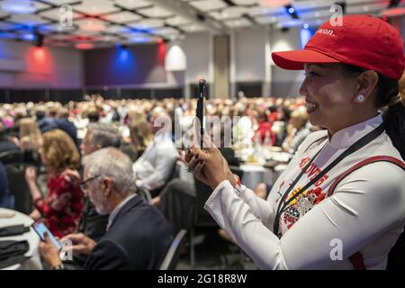 Greenville, États-Unis. 05e juin 2021. Les invités écoutent l'ancien président Donald Trump s'exprimer au Congrès républicain de la Caroline du Nord à Greenville, en Caroline du Nord, le samedi 5 juin 2021. Trump a pris la parole lors de sa deuxième apparition publique depuis son discours au CPAC à la fin de février. Photo par Tasos Katopodis/UPI crédit: UPI/Alay Live News Banque D'Images