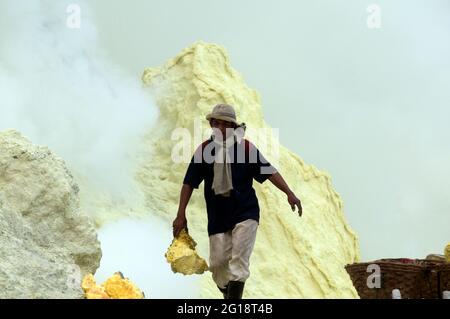 Un mineur à l'intérieur du volcan Kawah Ijen Banque D'Images