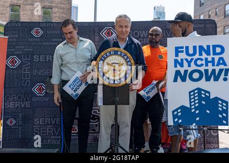 NEW YORK, NY – JUIN 05 : le sénateur Chuck Schumer (D-NY), leader de la majorité au Sénat, prend la parole lors du lancement de l'initiative Safe Summer 2021 à Queensbridge Houses, le 5 juin 2021 à New York. Debout avec le Sénat de l'État de New York Michael Gianaris, l'évêque Mitchell Gordon Taylo d'Urban Uobound, activiste et résidents, le sénateur Chuck Schumer a appelé le président Joe Biden à allouer 80 MILLIARDS de dollars du Plan d'emploi américain pour réparer le logement public et le NYCHA. L'initiative Safe Summer 2021 est dirigée par les dirigeants du système de gestion de crise de NYC et soutenue par le Bureau du défenseur public de NYC et l'officiel du maire Banque D'Images