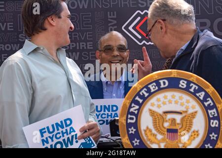 NEW YORK, NY – JUIN 05 : Mgr Mitchell Gordon Taylo, évêque d'Urban Uobound, vu lors du lancement de l'initiative Safe Summer 2021 à Queensbridge Houses, le 5 juin 2021 à New York. Debout avec le Sénat de l'État de New York Michael Gianaris, l'évêque Mitchell Gordon Taylo d'Urban Uobound, activiste et résidents, le sénateur Chuck Schumer a appelé le président Joe Biden à allouer 80 MILLIARDS de dollars du Plan d'emploi américain pour réparer le logement public et le NYCHA. L'initiative Safe Summer 2021 est dirigée par les dirigeants du système de gestion de crise de NYC et soutenue par le Bureau du défenseur public de NYC et le Bureau du maire de pré Banque D'Images
