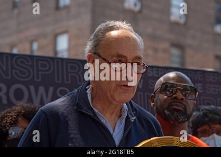 NEW YORK, NY – JUIN 05 : le sénateur Chuck Schumer (D-NY), leader de la majorité au Sénat, prend la parole lors du lancement de l'initiative Safe Summer 2021 à Queensbridge Houses, le 5 juin 2021 à New York. Debout avec le Sénat de l'État de New York Michael Gianaris, l'évêque Mitchell Gordon Taylo d'Urban Uobound, activiste et résidents, le sénateur Chuck Schumer a appelé le président Joe Biden à allouer 80 MILLIARDS de dollars du Plan d'emploi américain pour réparer le logement public et le NYCHA. L'initiative Safe Summer 2021 est dirigée par les dirigeants du système de gestion de crise de NYC et soutenue par le Bureau du défenseur public de NYC et l'officiel du maire Banque D'Images