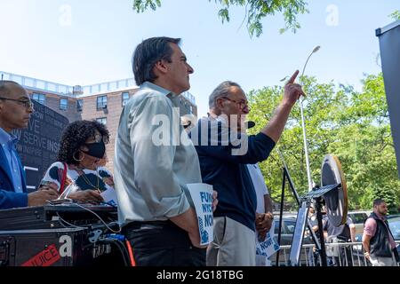 NEW YORK, NY – JUIN 05 : le sénateur Chuck Schumer (D-NY), leader de la majorité au Sénat, prend la parole lors du lancement de l'initiative Safe Summer 2021 à Queensbridge Houses, le 5 juin 2021 à New York. Debout avec le Sénat de l'État de New York Michael Gianaris, l'évêque Mitchell Gordon Taylo d'Urban Uobound, activiste et résidents, le sénateur Chuck Schumer a appelé le président Joe Biden à allouer 80 MILLIARDS de dollars du Plan d'emploi américain pour réparer le logement public et le NYCHA. L'initiative Safe Summer 2021 est dirigée par les dirigeants du système de gestion de crise de NYC et soutenue par le Bureau du défenseur public de NYC et l'officiel du maire Banque D'Images