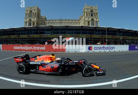 Bakou, Azerbaïdjan. 5 juin 2021. Le Max Verstappen de Red Bull Racing dirige sa voiture lors de la séance de qualification sur le circuit de Formule 1 de Bakou à Bakou, en Azerbaïdjan, le 5 juin 2021. Credit: Tofiq Babayev/Xinhua/Alay Live News Banque D'Images