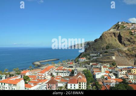 Plage de la ville et le front de mer, Ribeira Brava, Côte Sud, Madeira, Portugal Banque D'Images