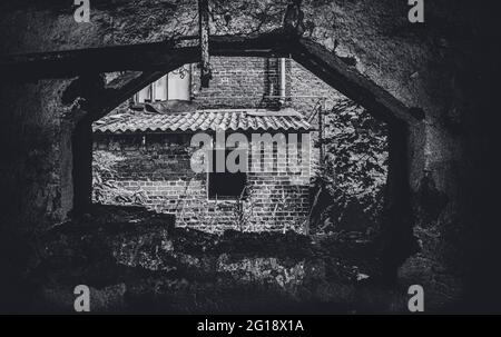 Horreur éclatante dans une maison hantée abandonnée dans la forêt Blair Witch projet avec clowns solitaire dans la maison d'horreur. perspective du point de fuite. Banque D'Images