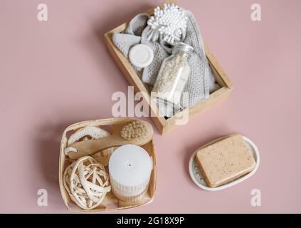 Composition de spa avec savon, brosse, bougie et divers accessoires de bain dans des boîtes. Banque D'Images