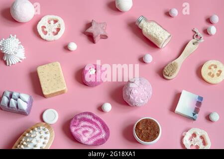 Composition de spa avec bombes de bain, savon, loofah, gommage, sel de mer et vue sur le dessus du pinceau. Banque D'Images