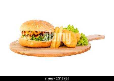 Hamburger de poulet avec nuggets et frites sur une assiette en bois sur fond blanc Banque D'Images