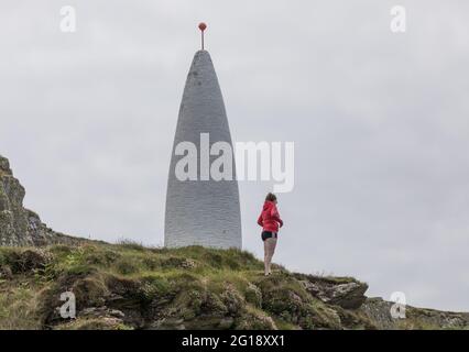 Baltimore, Cork, Irlande. 05e juin 2021. Une jeune femme se joinait aux vues pittoresques sur le port de Baltimore, Co. Cork, Irlande. - crédit; David Creedon / Alamy Live News Banque D'Images