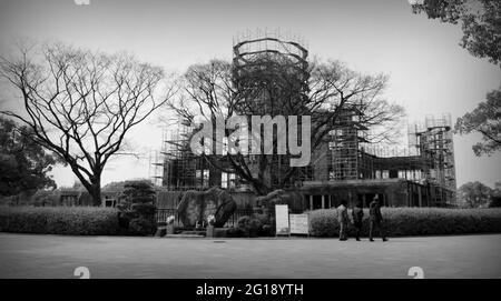 Hiroshima Peace Memorial Park. Le dôme DE LA BOMBE A est les ruines squelettiques de l'ancienne salle de promotion industrielle de la préfecture d'Hiroshima. Japon, 02-15-2015 Banque D'Images