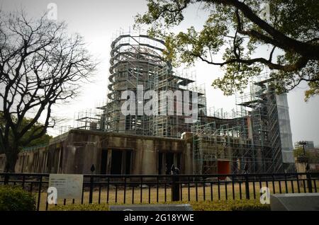 Hiroshima Peace Memorial Park. Le dôme DE LA BOMBE A est les ruines squelettiques de l'ancienne salle de promotion industrielle de la préfecture d'Hiroshima. Japon, 02-15-2015 Banque D'Images