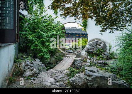 Vue intérieure sur le jardin Yipu, un jardin chinois traditionnel et patrimoine de l'UNESCO à Suzhou, en Chine. Banque D'Images