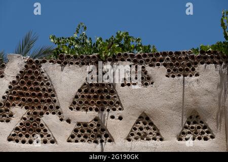 Crépines creuses de tuyaux en argile (kizan) en formation triangulaire construite à activer le flux d'air et la confidentialité dans la balustrade d'un Maison dans le quartier musulman vieille ville Jérusalem-est Israël Banque D'Images