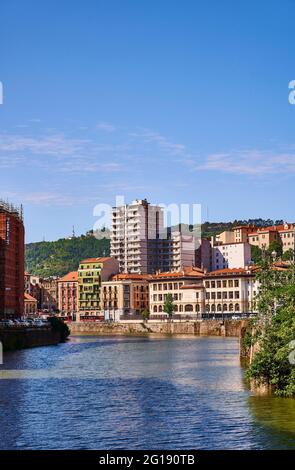 Rivière Nervion et quartier d'Achuri (Atxuri), bilbao, bizkaia, pays basque, euskadi, euskal herria, espagne, europe Banque D'Images