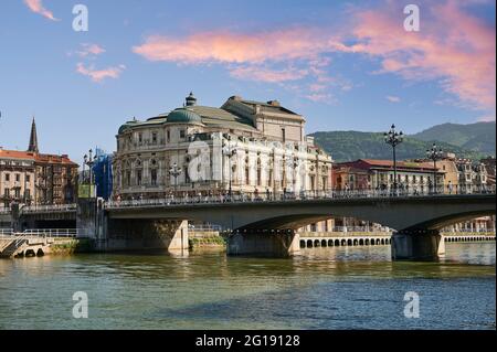 La rivière Nervion et Théâtre Arriaga, Bilbao, Biscaye, Pays Basque, Pays Basque, Espagne, Europe Banque D'Images