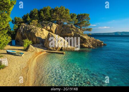 Paysage magnifique avec mer propre et pins sur les falaises. L'une des plages les plus visitées de Dalmatie, Brela, Makarska riviera, Croatie, Europe Banque D'Images