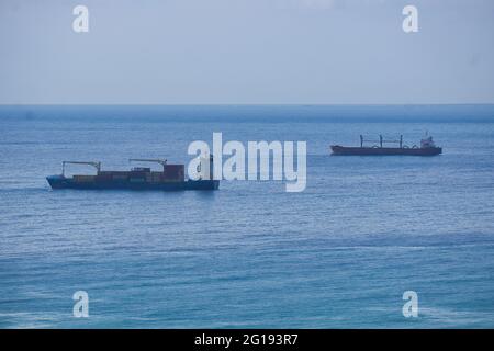 bateau de fret qui navigue depuis le port. vue Banque D'Images