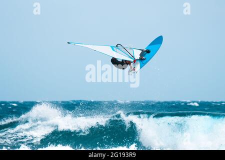 sports aquatiques: planche à voile sautant sur les vagues pendant l'été Banque D'Images