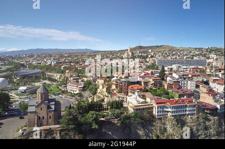 Tbilissi paysage urbain de l'ancien centre vue aérienne de drone par beau soleil. Rendez-vous en Géorgie Banque D'Images