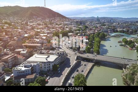 Vue aérienne du centre-ville de Tbilissi avec pont sur Kura par beau soleil Banque D'Images