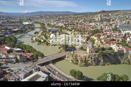 Paysage du centre-ville de Tbilissi sur une vue aérienne de jour ensoleillé de drone Banque D'Images