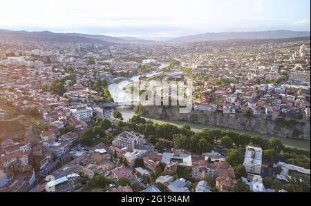 Vieille ville de Tbilissi centre de l'antenne au-dessus de la vue de drone. Thème géorgien Banque D'Images