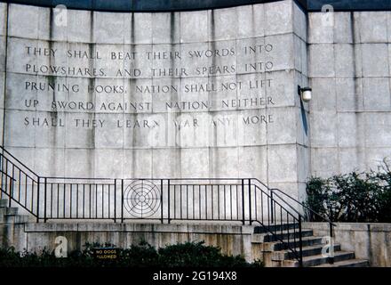 Une vue de 1958 de la célèbre citation biblique ‘swords in plowshares/plowshares’ gravée sur les marches de la First Avenue face au nouveau bâtiment des Nations Unies à New York, Etats-Unis en 1948. La citation est d'Ésaïe 2:4. En revanche, un petit signe ci-dessous indique que les sont «pas de chiens autorisés» - une déclaration politique par inadvertance amusante! Connu sous le nom de mur d'Ésaïe, le nom « Ésaïe » a été inséré sous la citation en 1975 – cette photographie amateur a été prise avant d'être ajoutée. Banque D'Images