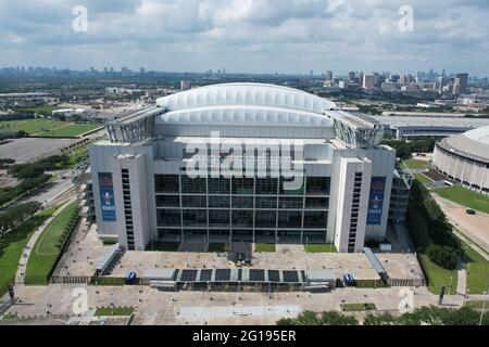 Une vue aérienne du NRG Stadium, le dimanche 30 mai 2021, à Houston. Le stade de toit escamotable est le stade des Houston Texans. Banque D'Images