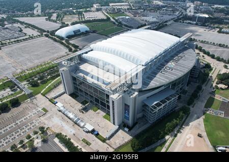 Une vue aérienne du NRG Stadium, le dimanche 30 mai 2021, à Houston. Le stade de toit escamotable est le stade des Houston Texans. Banque D'Images