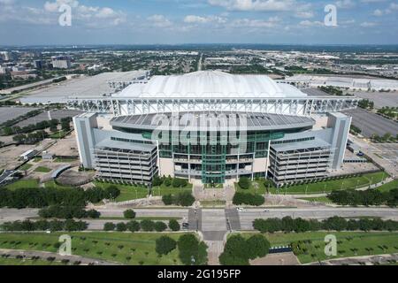 Une vue aérienne du NRG Stadium, le dimanche 30 mai 2021, à Houston. Le stade de toit escamotable est le stade des Houston Texans. Banque D'Images