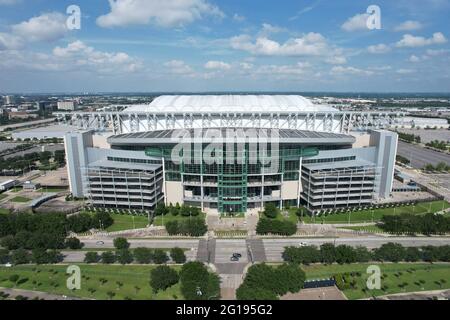 Une vue aérienne du NRG Stadium, le dimanche 30 mai 2021, à Houston. Le stade de toit escamotable est le stade des Houston Texans. Banque D'Images